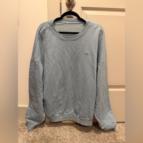 ALO Yoga Sweaters - Alo Yoga Large Blue Accolade Sweatshirt. 💙⚡️